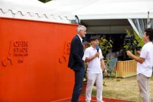 Des étudiants en interview lors du Trophée Clarins 2025